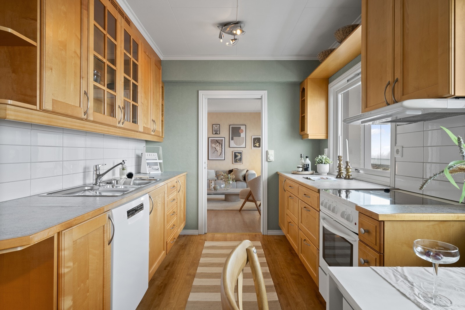 Kjøkkenet er utstyrt med kjøkkenventilator med avtrekk ut for et godt inneklima. Galleribilde