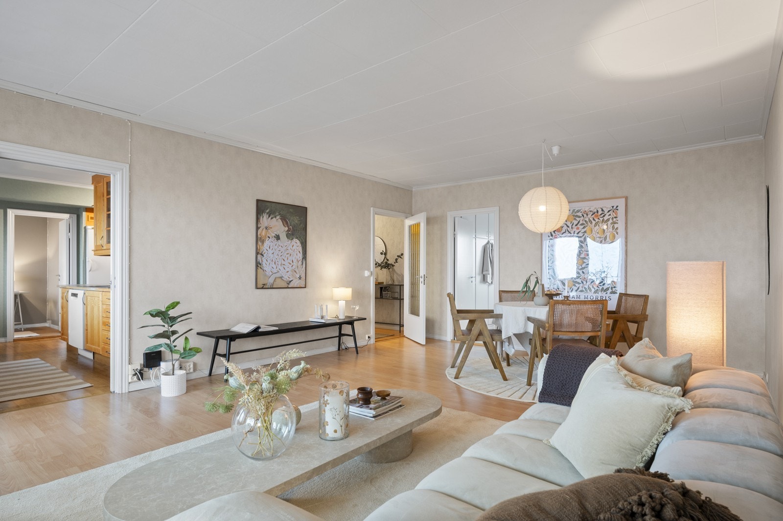 Leiligheten har en praktisk romfordeling med stue, kjøkken, to soverom, bad og intern bod. Galleribilde