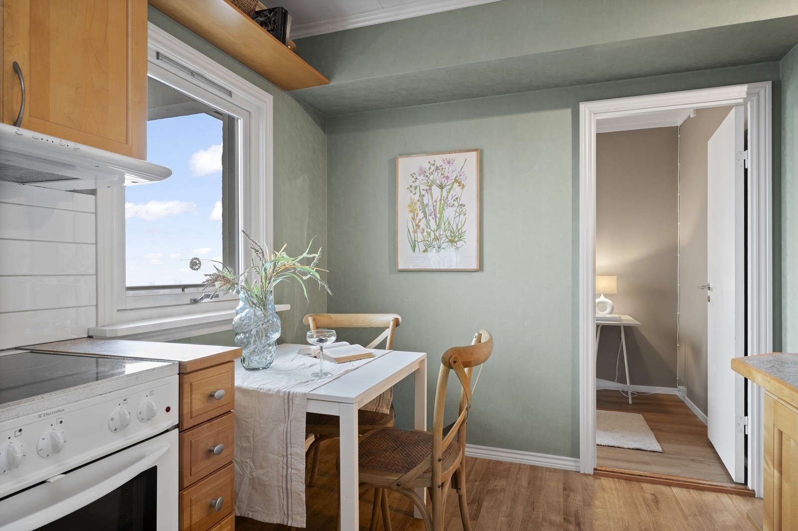 Det er også plass til en hyggelig spiseplass ved vinduet på kjøkkenet. Galleribilde