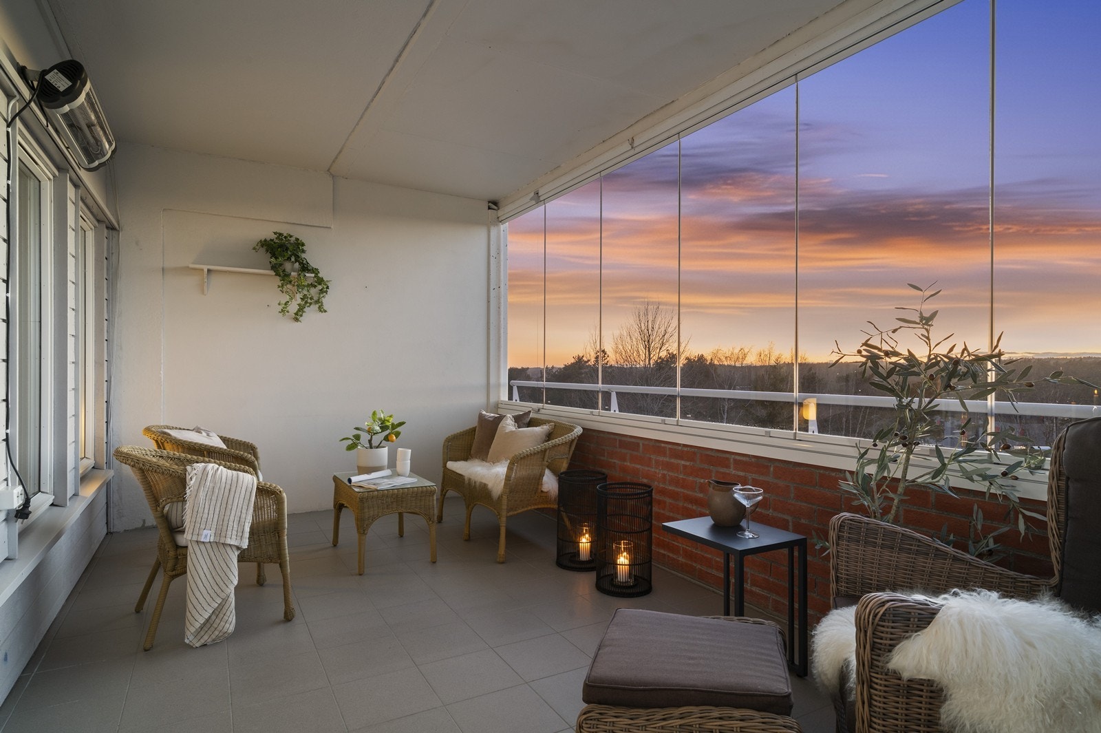 Balkongen ble oppgradert og innglasset i 2010, med skyvbare 1-lags glassvinduer. Galleribilde