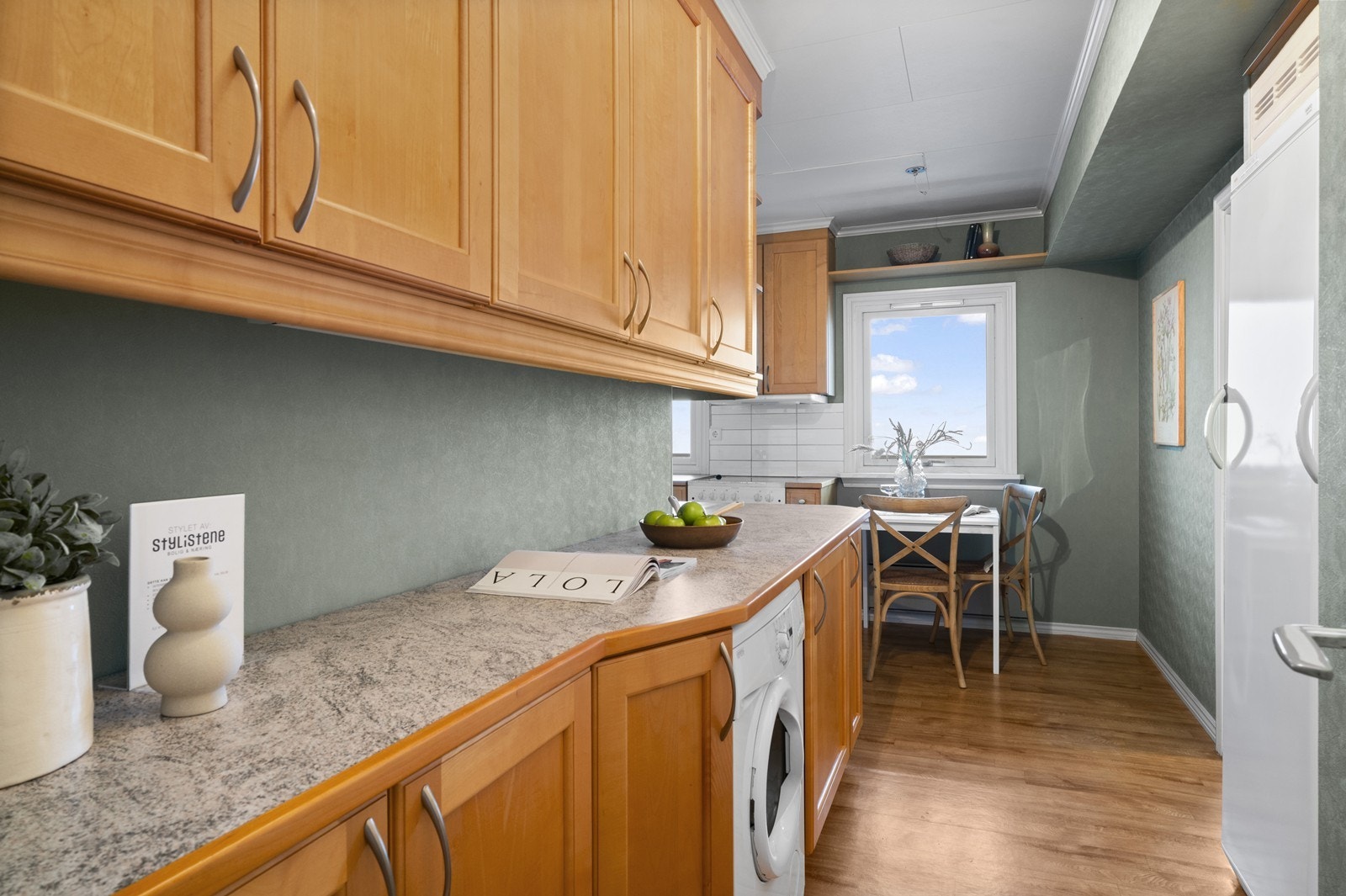 Varmtvannstanken på 100 liter er smart integrert i kjøkkeninnredningen. Galleribilde