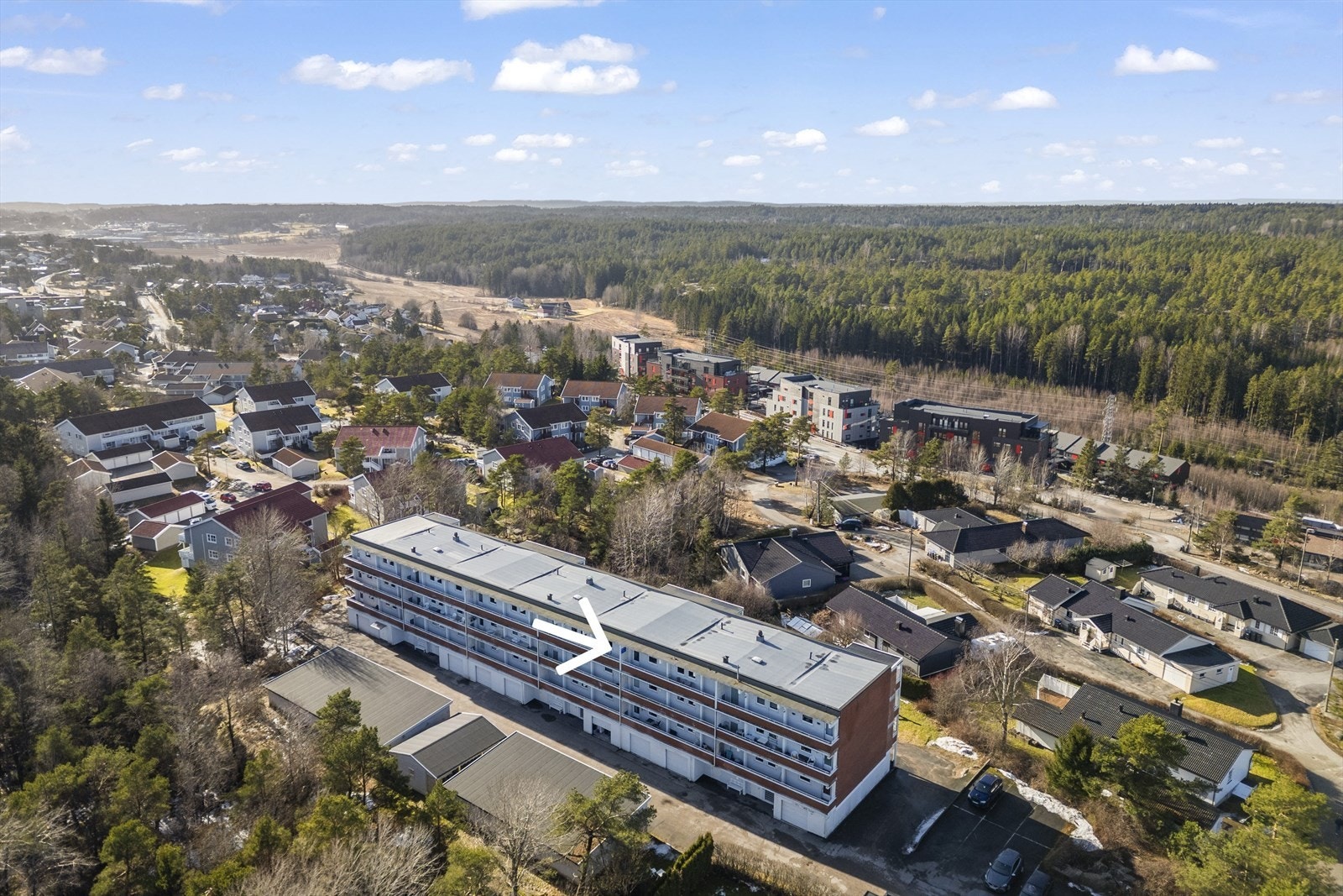 Leiligheten ligger i et rolig og etablert nabolag med lavt støynivå. Galleribilde