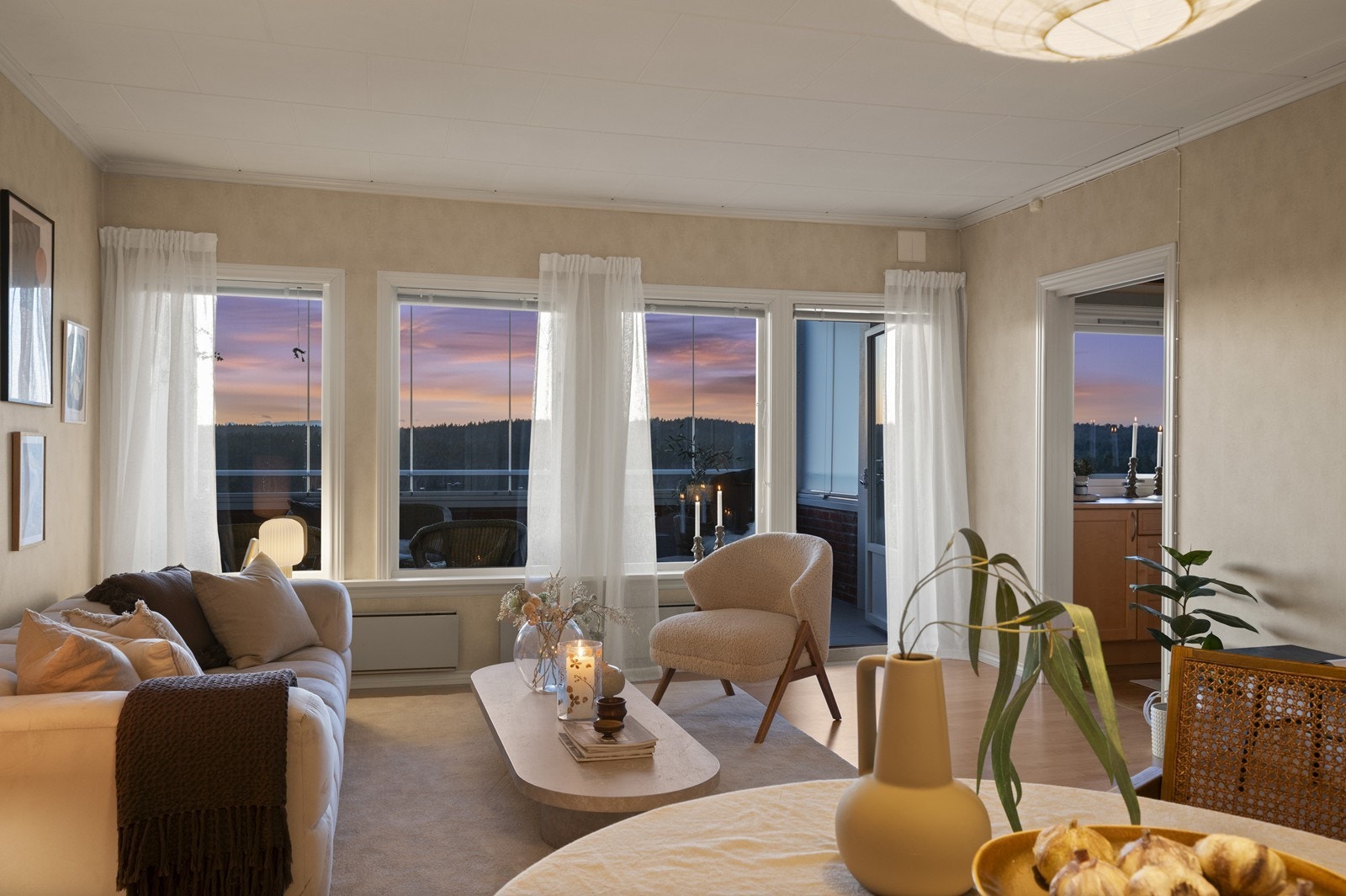 Store vindusflater med 2-lags glass, byttet i 1994, gir rikelig med lys i stuen. Galleribilde