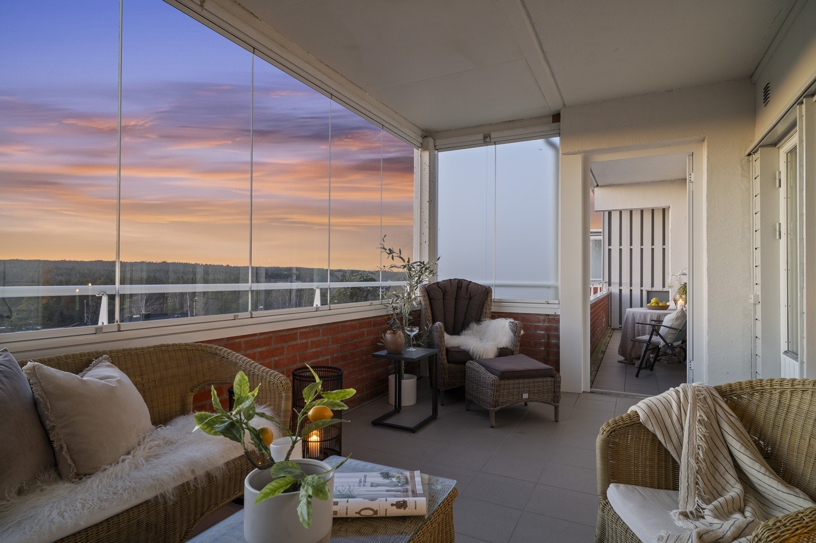 Fra den innglassede delen er det utgang via en PVC-dør til en vestvendt, åpen balkong. Galleribilde