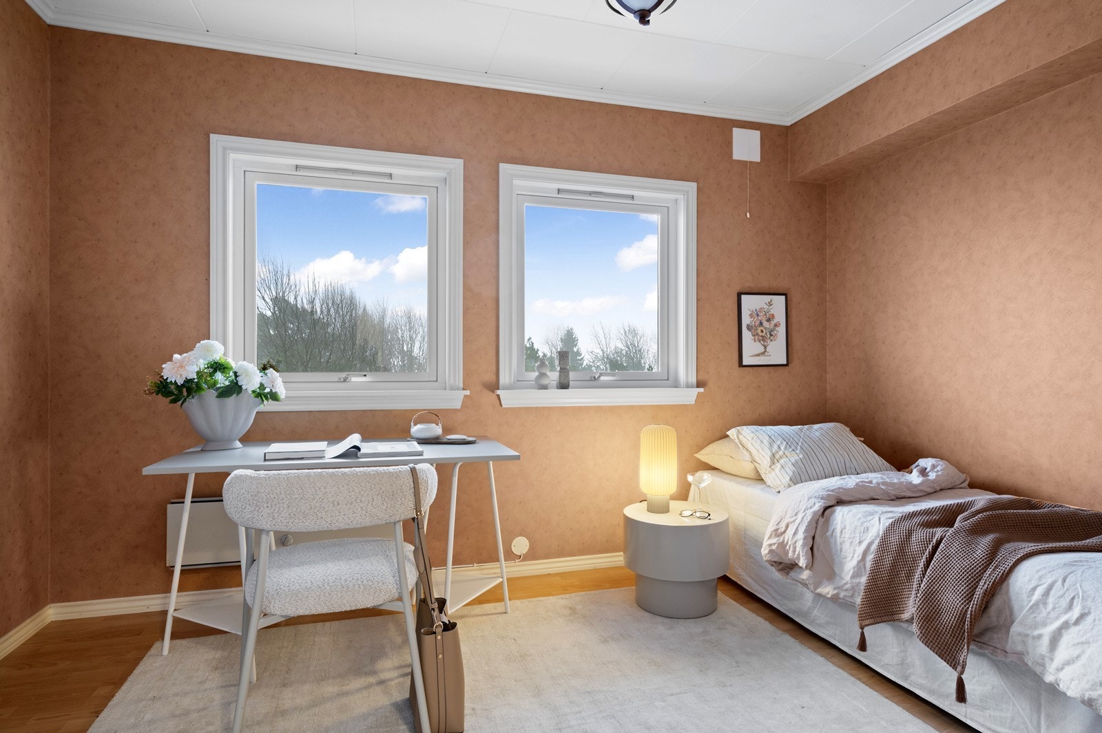 Soverom 2 har en god størrelse og en varm terracottafarge på veggene. Galleribilde