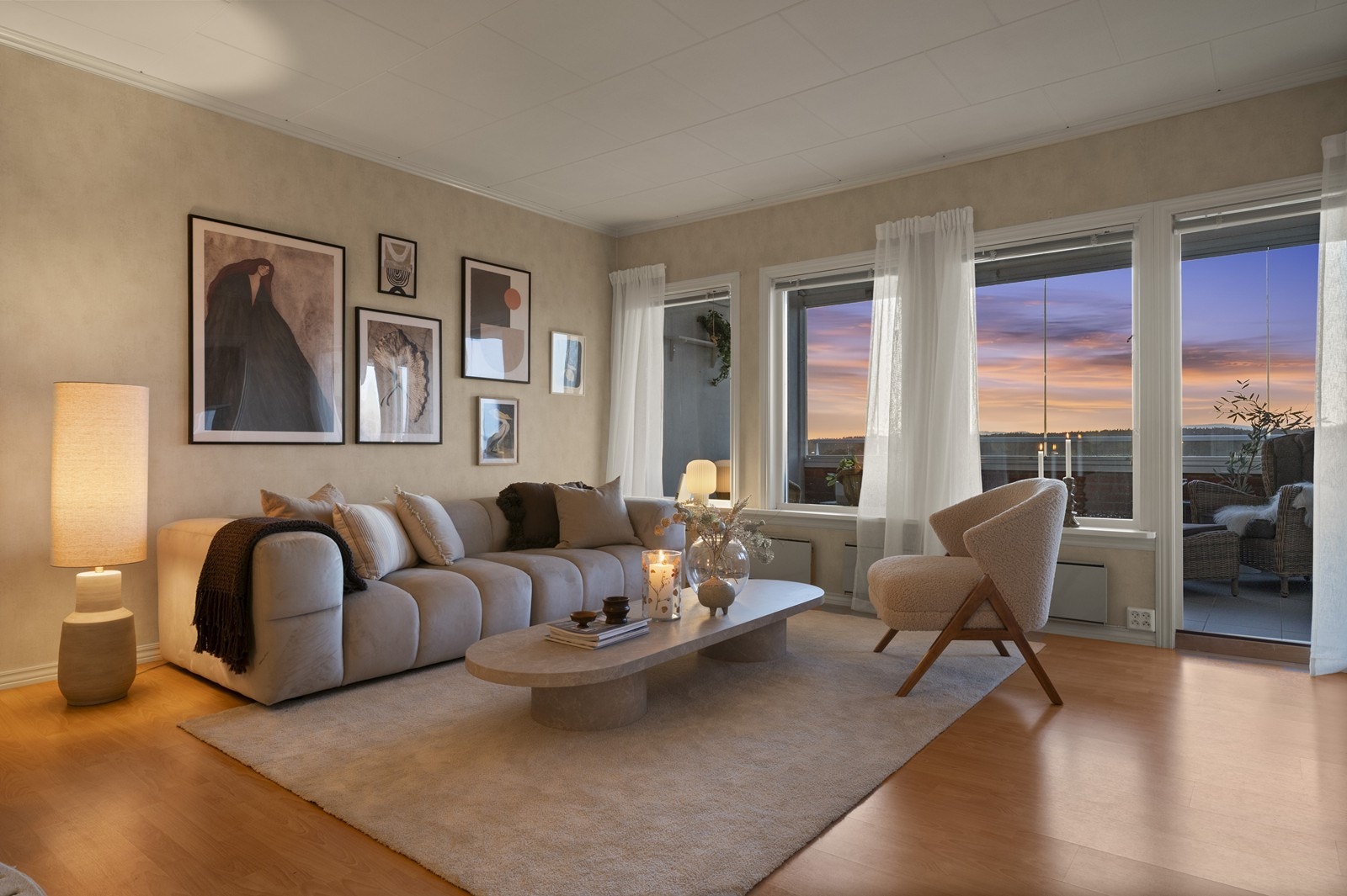 Fra stuen er det direkte utgang til en stor, innglasset balkong som utvider oppholdsrommet. Galleribilde