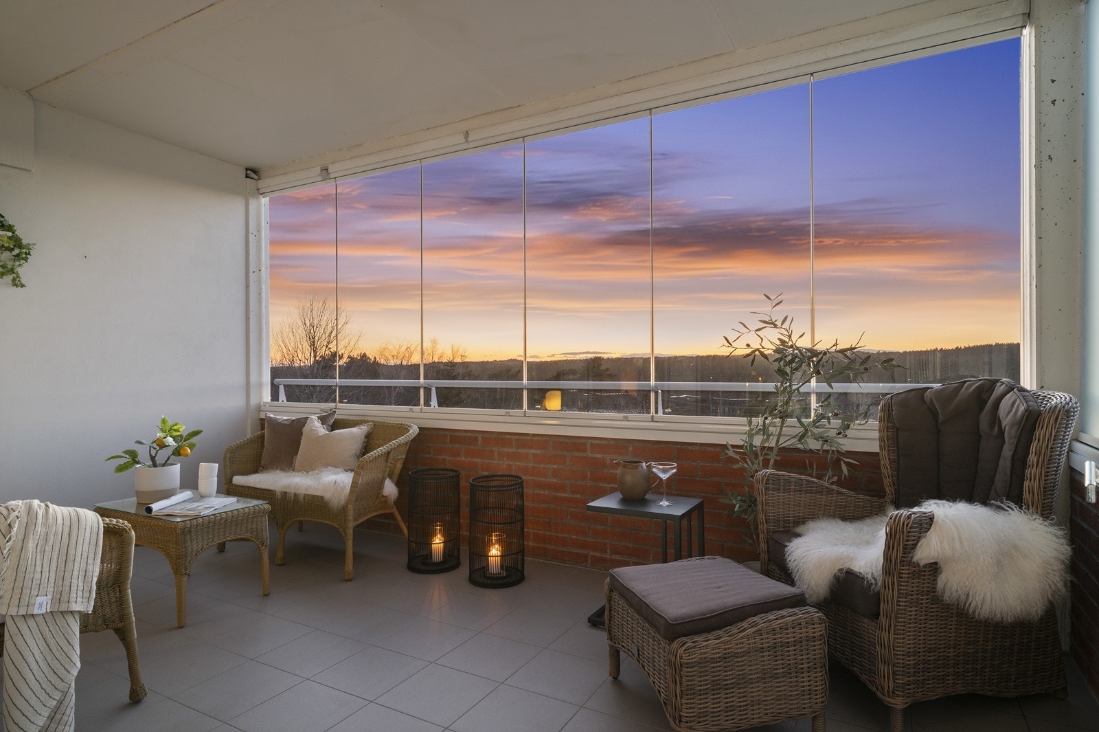 Den innglassede balkongen på 13 m² fungerer som et ekstra rom store deler av året. Galleribilde