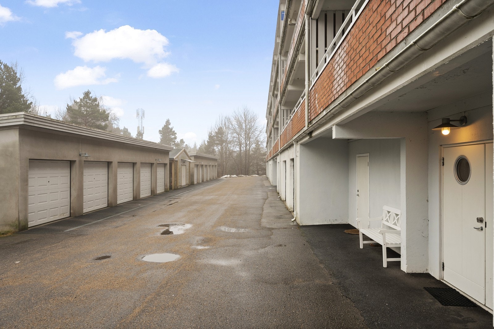 Det medfølger en egen biloppstillingsplass i garasjebygg. Galleribilde