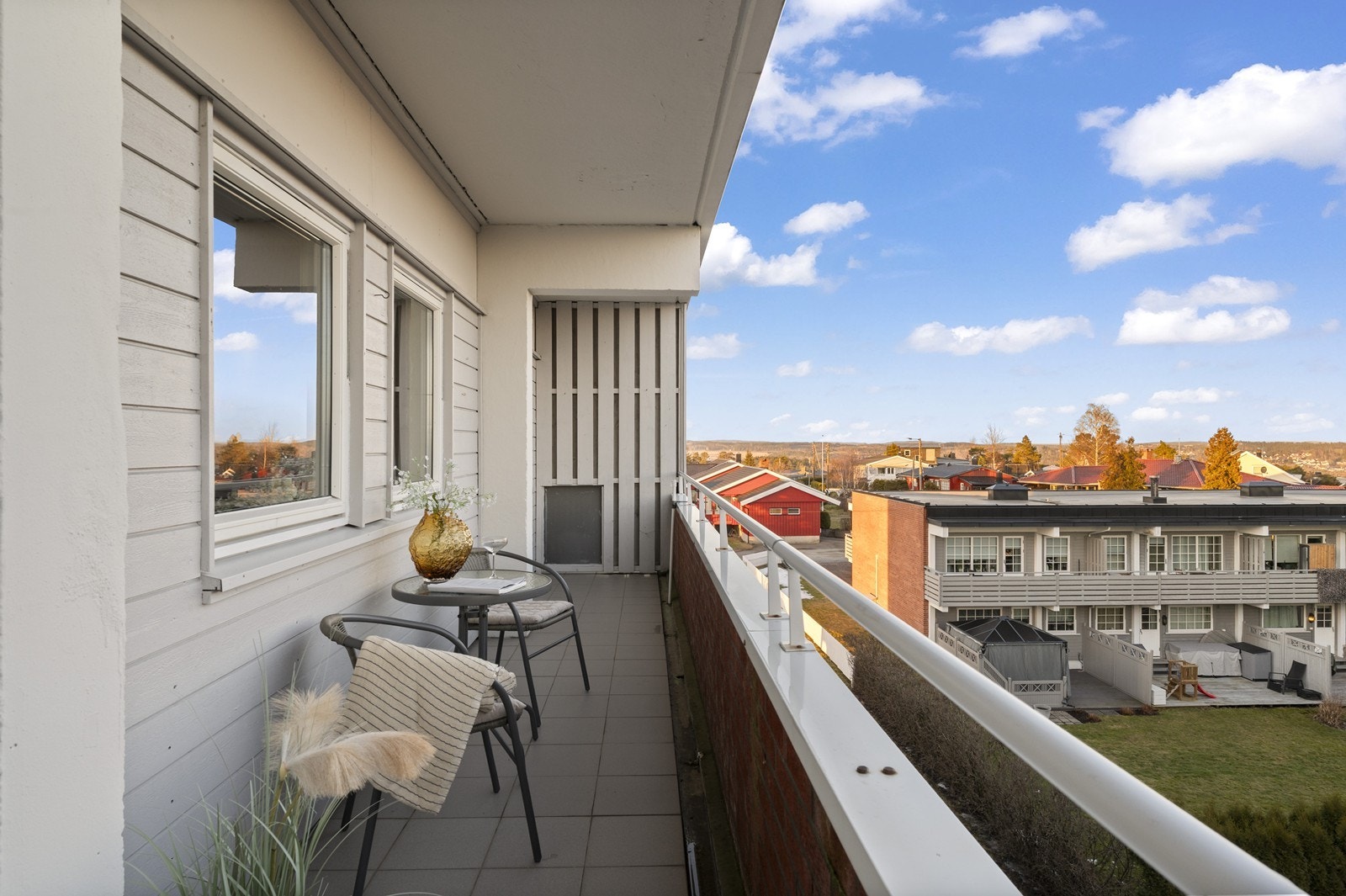 Den østvendte balkongen er et ideelt sted for morgenkaffen. Galleribilde