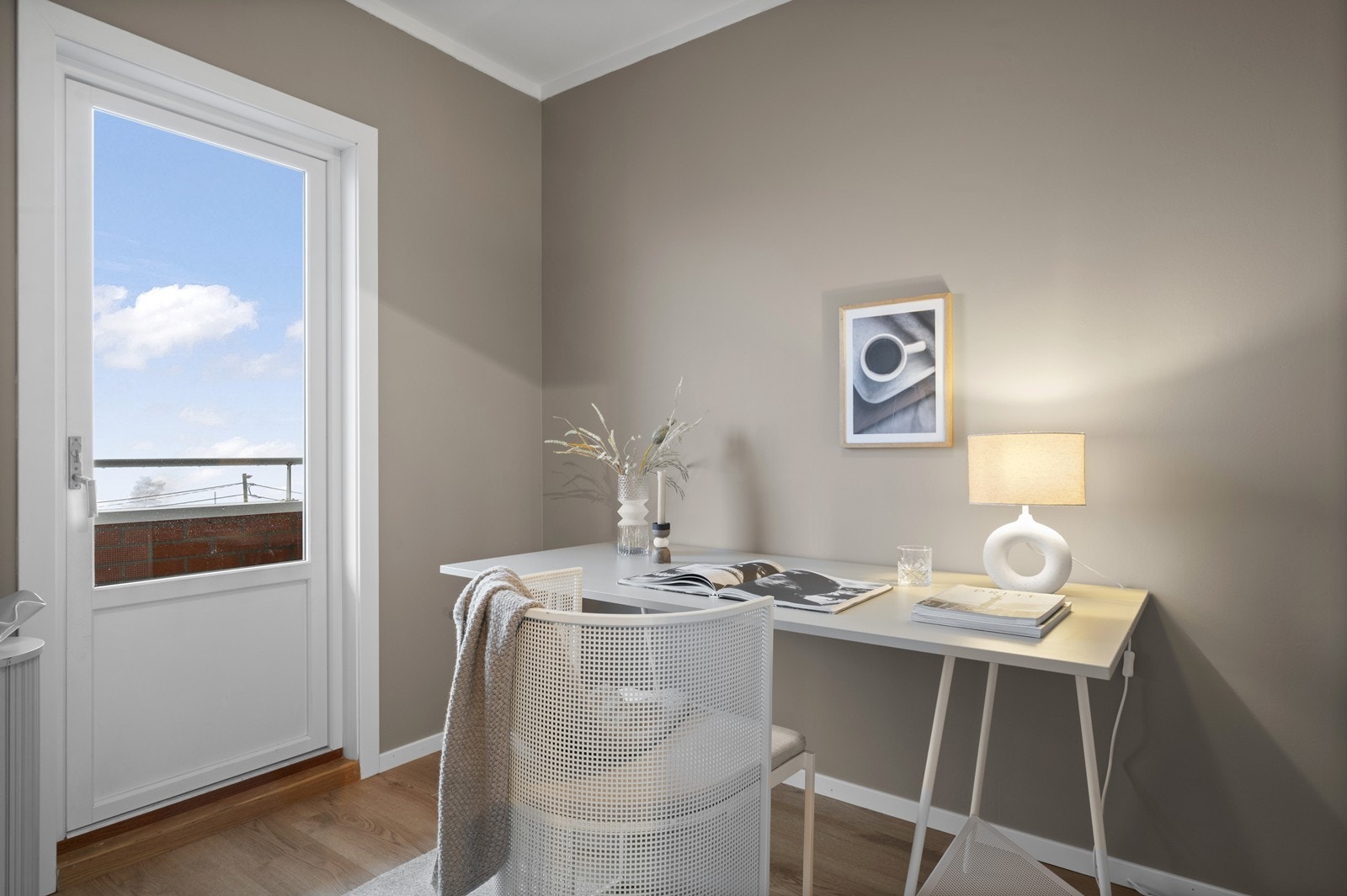 Boden innenfor kjøkkenet har utgang til den østvendte balkongen. Galleribilde