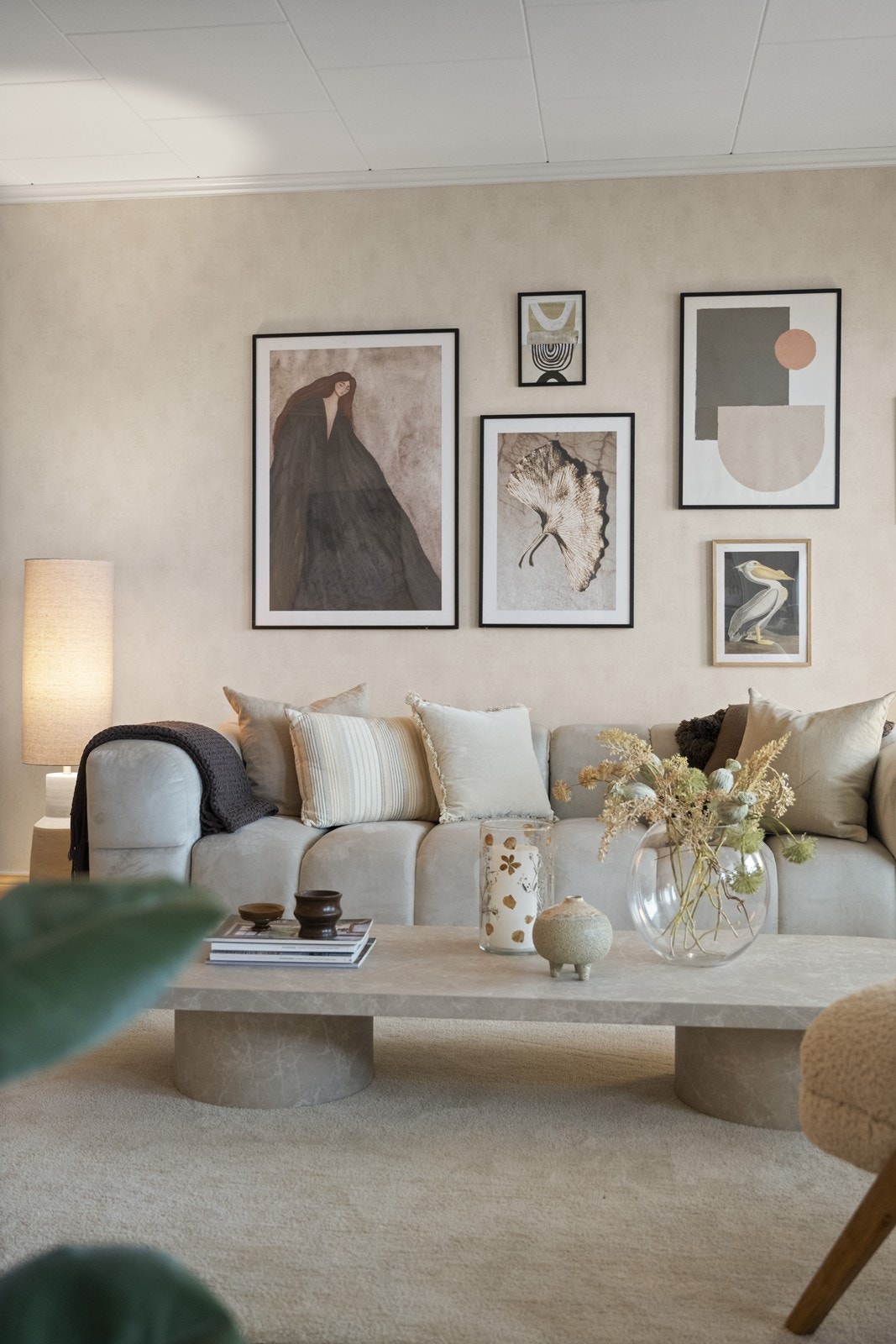 Overflatene består av laminat på gulv og tapetserte vegger, som gir et helhetlig inntrykk. Galleribilde