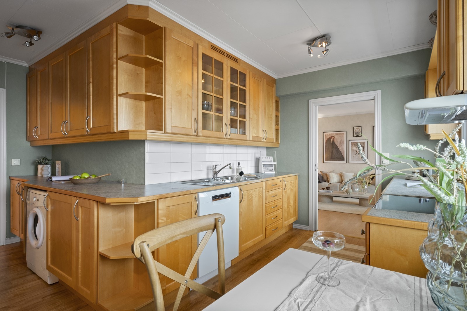 Her er det praktisk opplegg for vaskemaskin, komplett med vannstoppsystem. Galleribilde