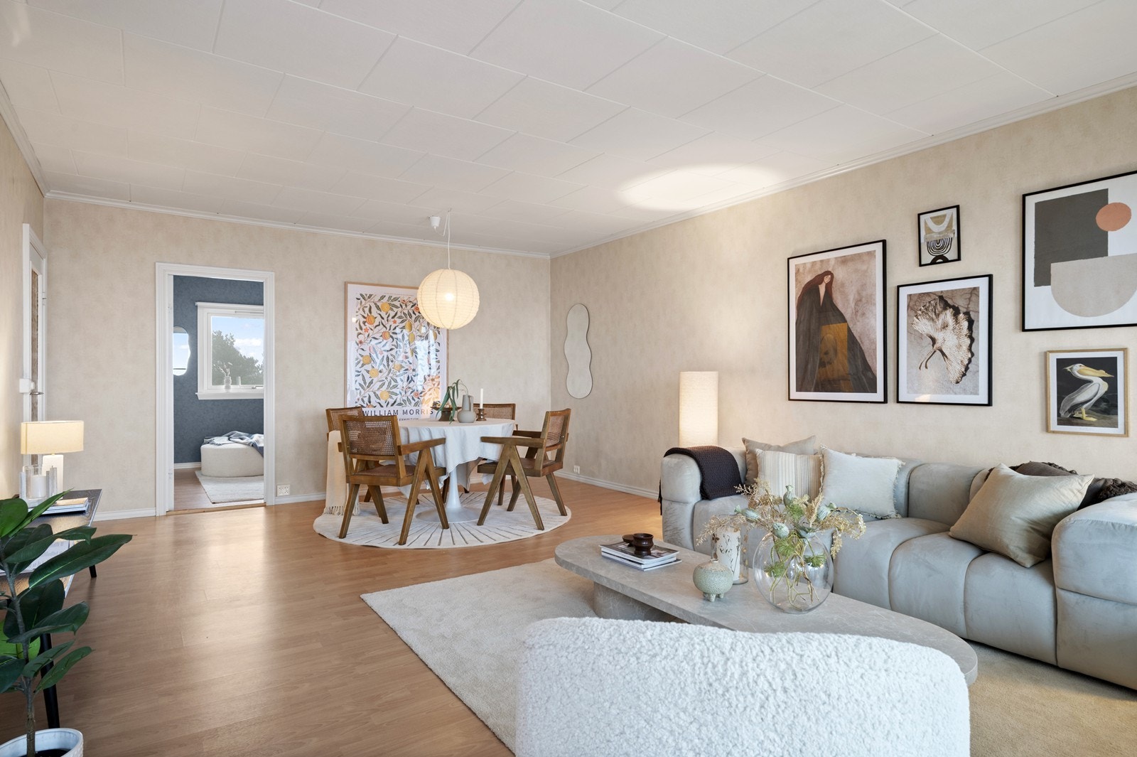 Stuen er et sentralt samlingspunkt med god plass for sosialt samvær og ulike møbleringsløsninger. Galleribilde