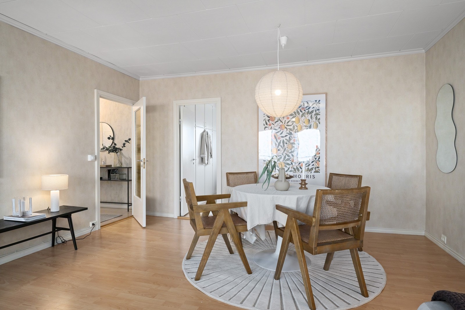 Døren med glassfelt mellom gang og stue bidrar til en lys og åpen følelse. Galleribilde