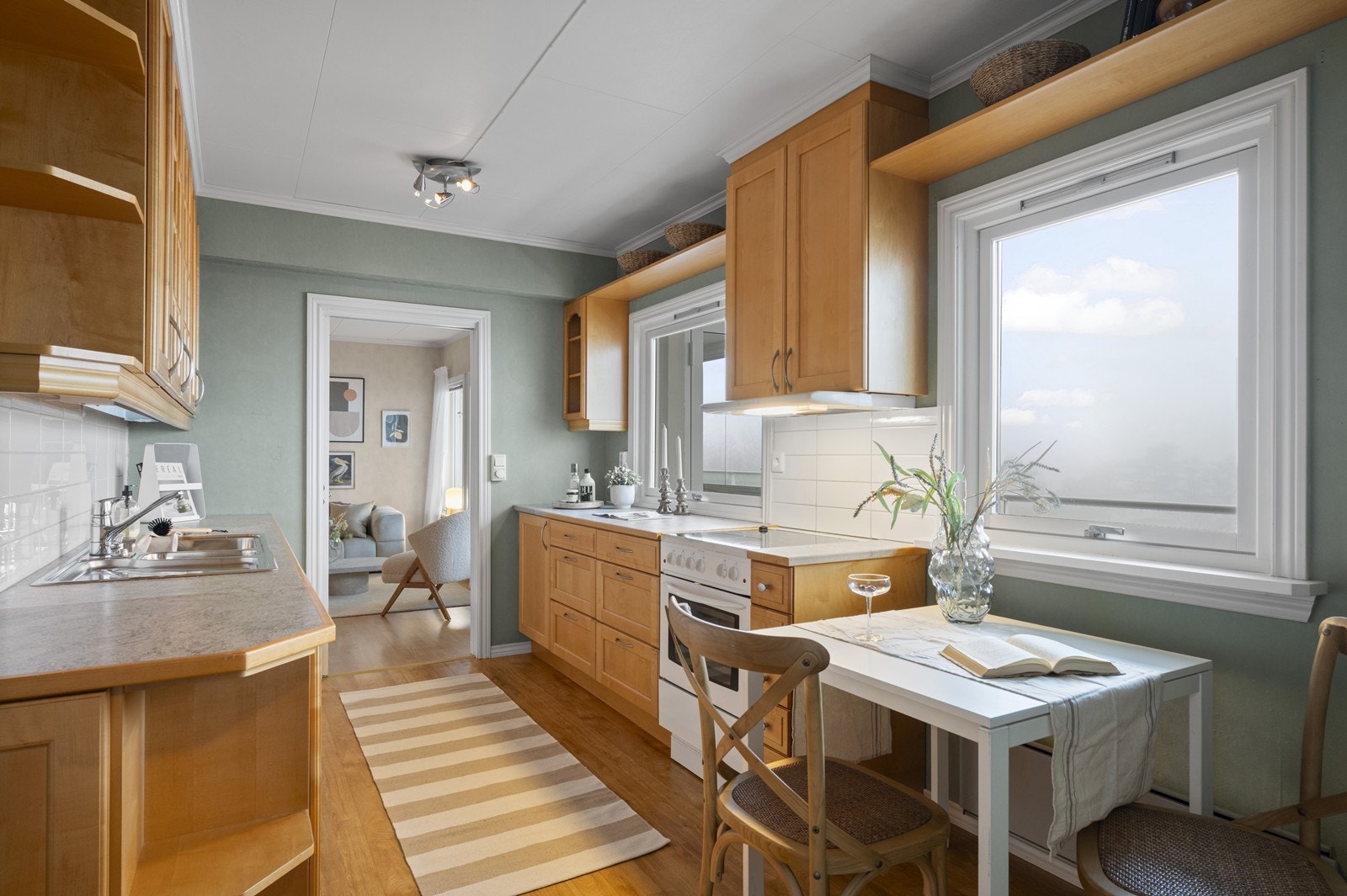 Kjøkkenet har en praktisk innredning med profilerte fronter og god skapplass. Galleribilde