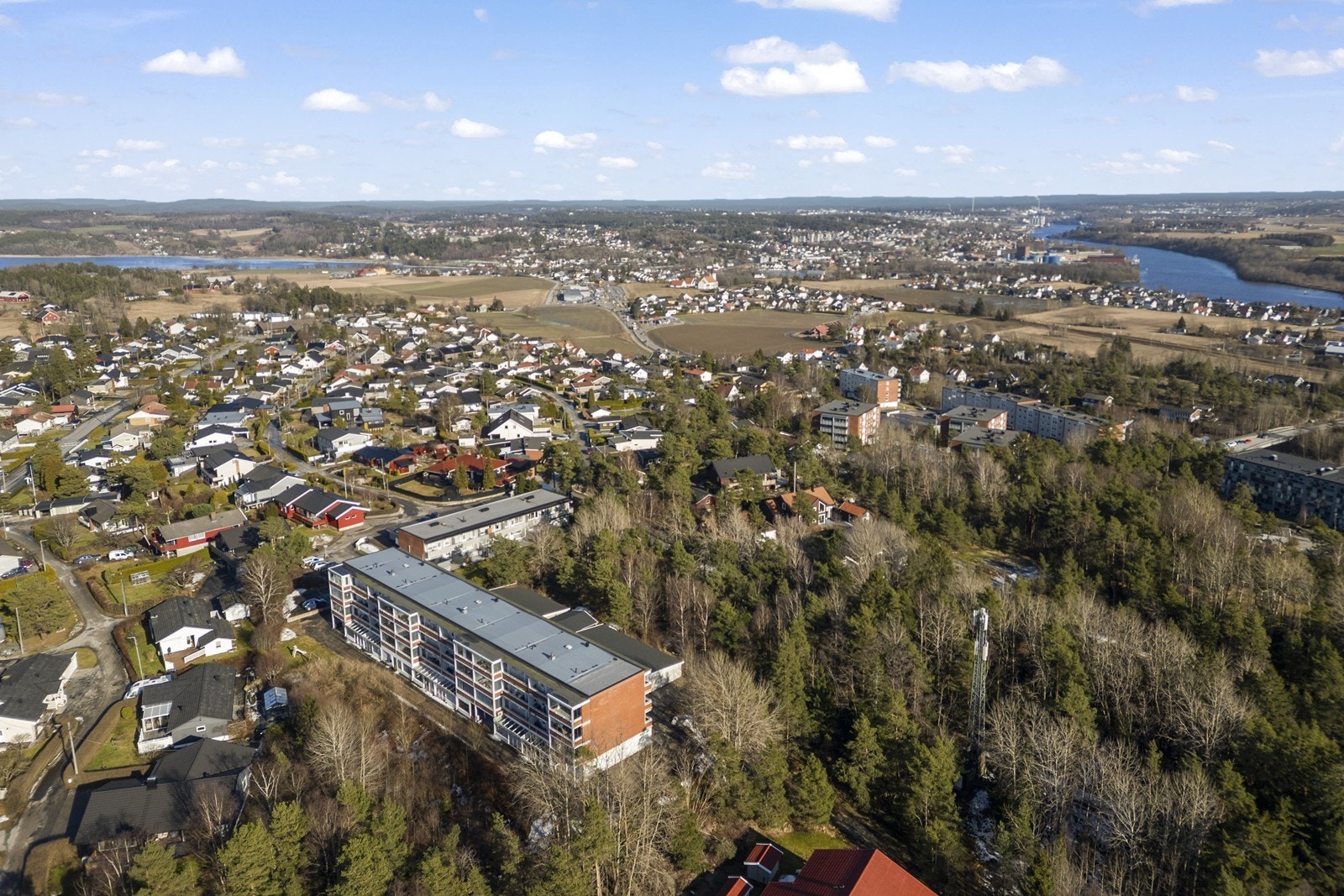 Dagligvarehandel er enkelt med Rema 1000 Rolvsøyveien i nærheten. Galleribilde