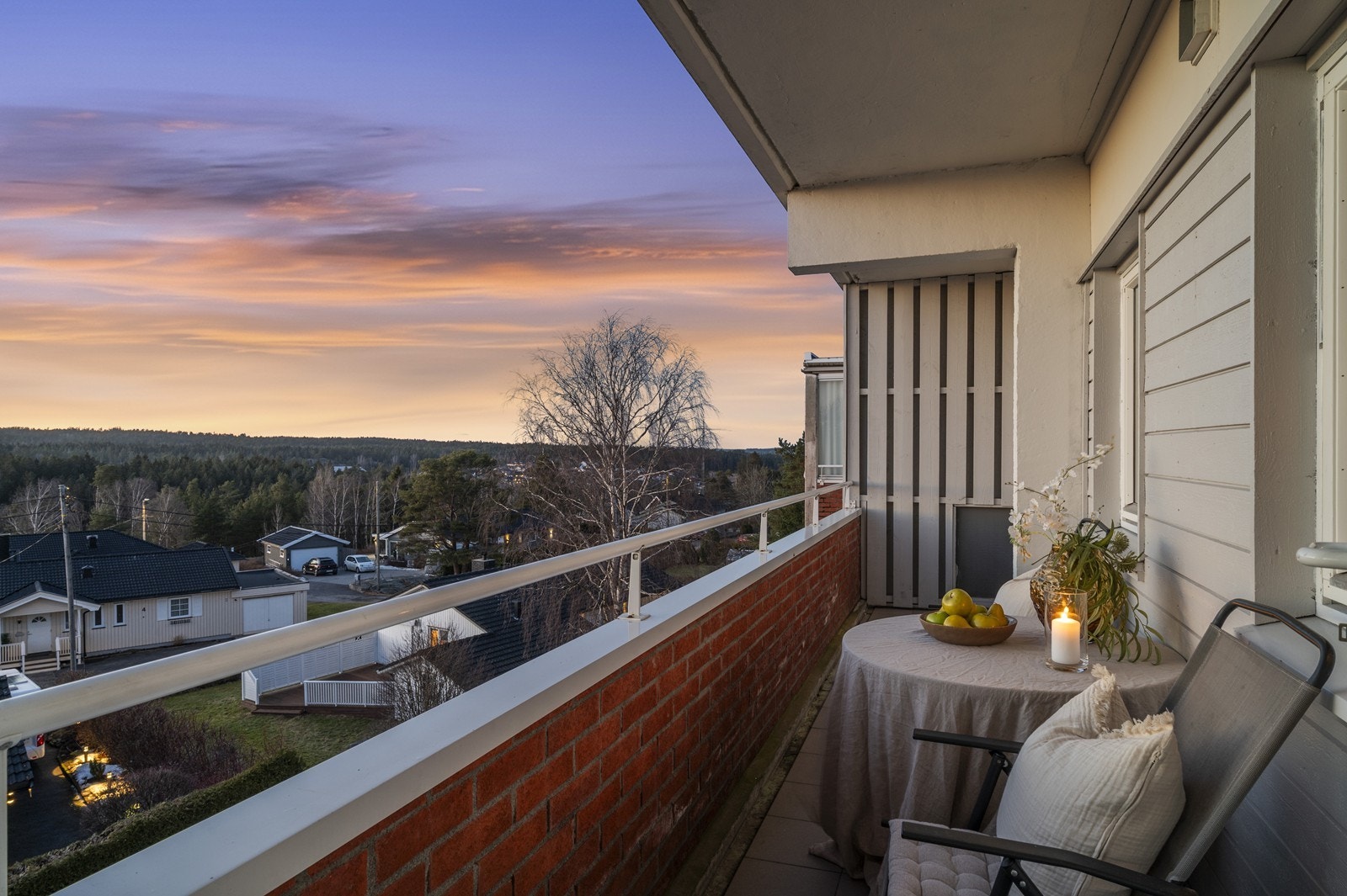 I tillegg til denne balkongen, har leiligheten en østvendt balkong med utgang fra et av soverommene. Galleribilde