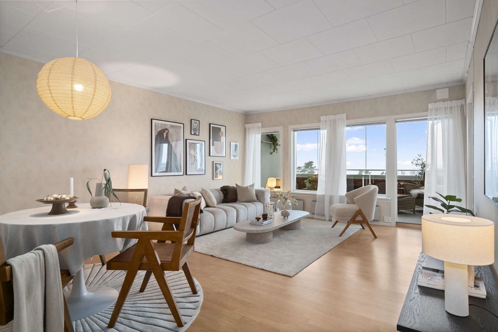 Elektriske panelovner sørger for oppvarming i leiligheten. Galleribilde