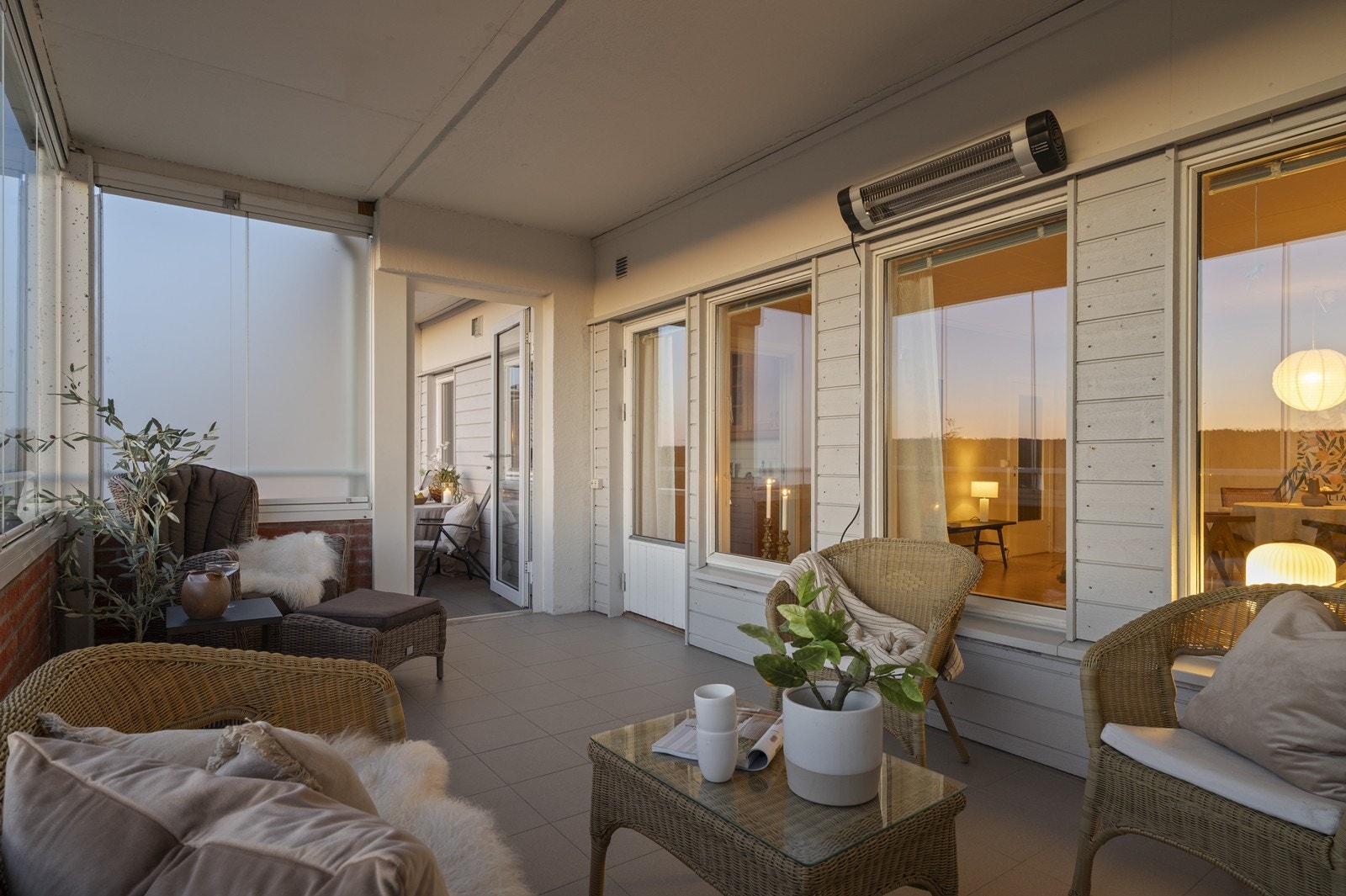 Balkongen har et slitesterkt, flislagt gulv og solid rekkverk i teglstein. Galleribilde