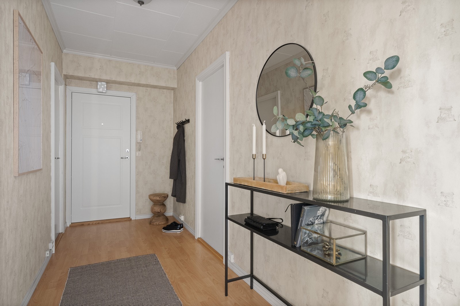 Entréen har porttelefon og en brann- og lydklassifisert inngangsdør for din trygghet. Galleribilde