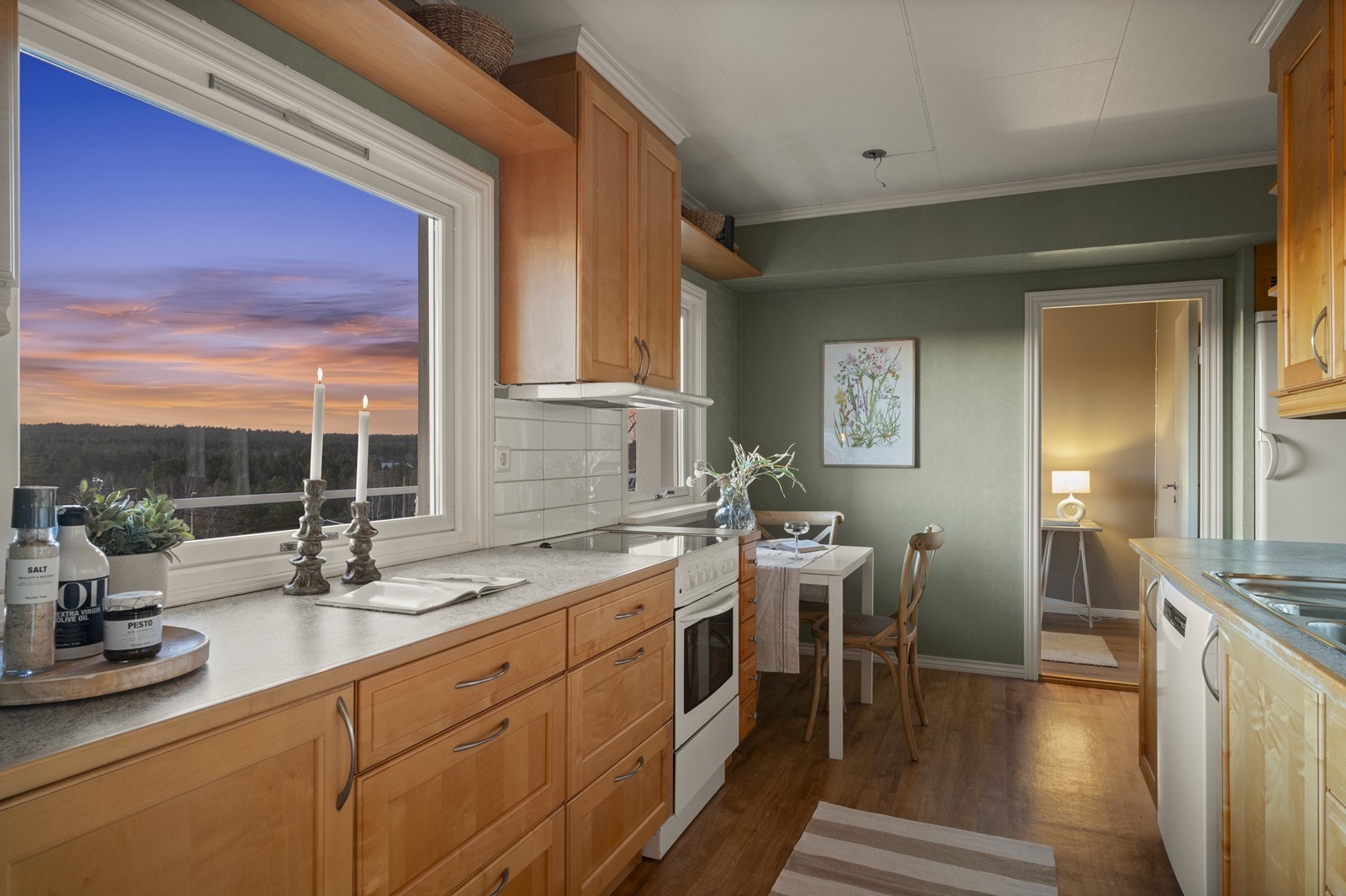 En slitesterk laminatbenkeplate gir rikelig med arbeidsflate på kjøkkenet. Galleribilde