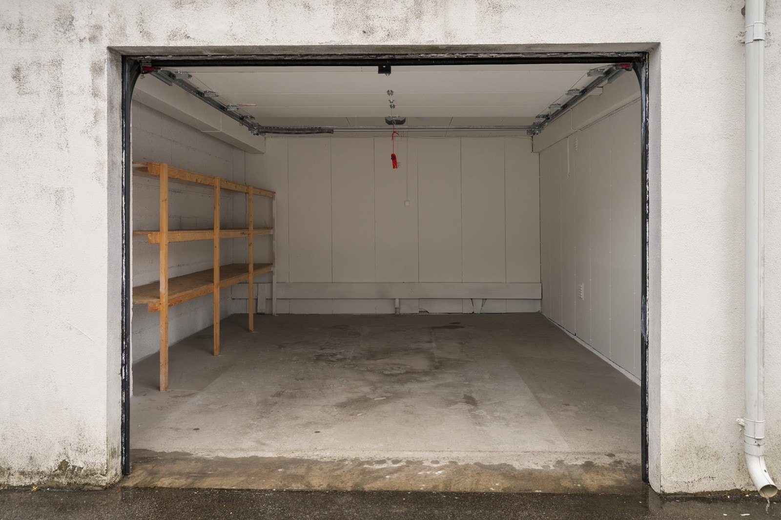 Garasjeplassen på 24 m² gir god plass til både bil og ekstra lagring. Galleribilde