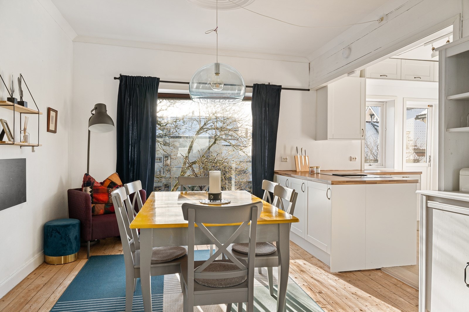 Fra spisestuen er det delvis åpent til kjøkkenet Galleribilde