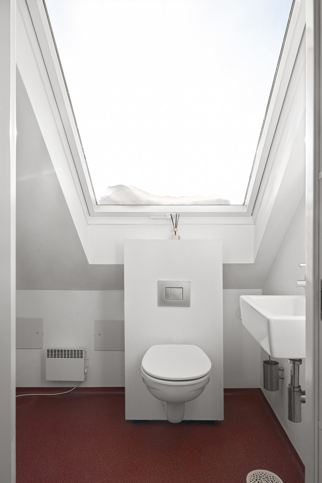 Praktisk og stilrent separat toalett Galleribilde