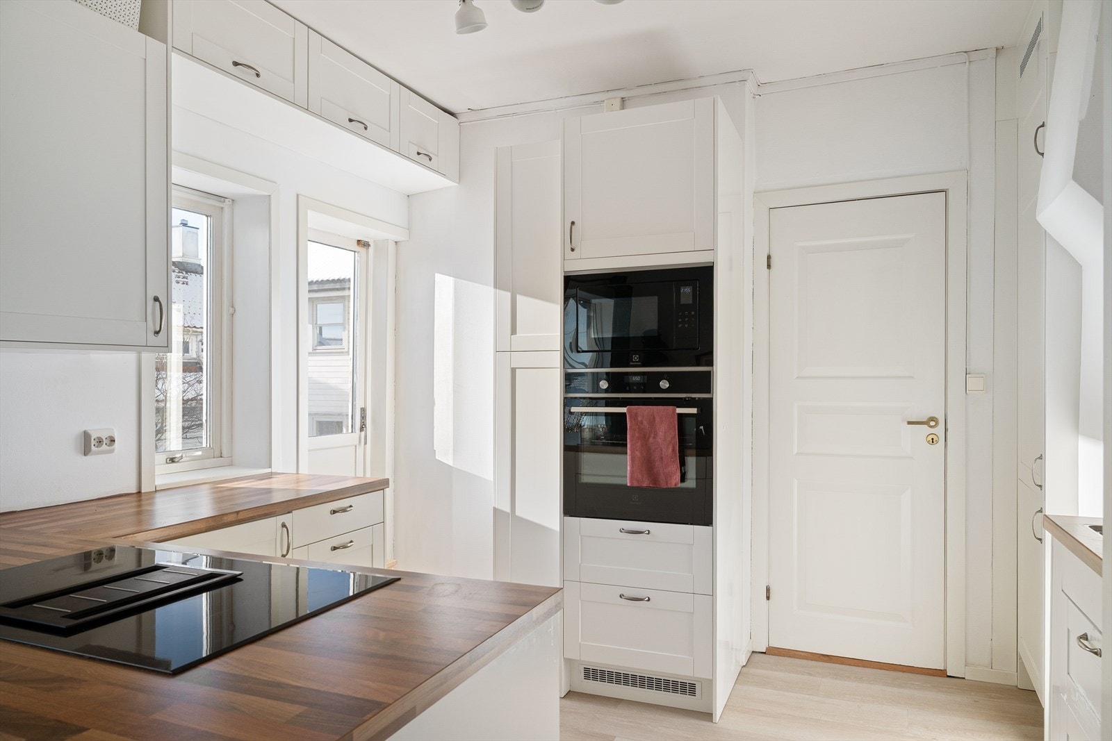 Kjøkkenet har god benk- og lagringsplass samt moderne hvitevarer Galleribilde