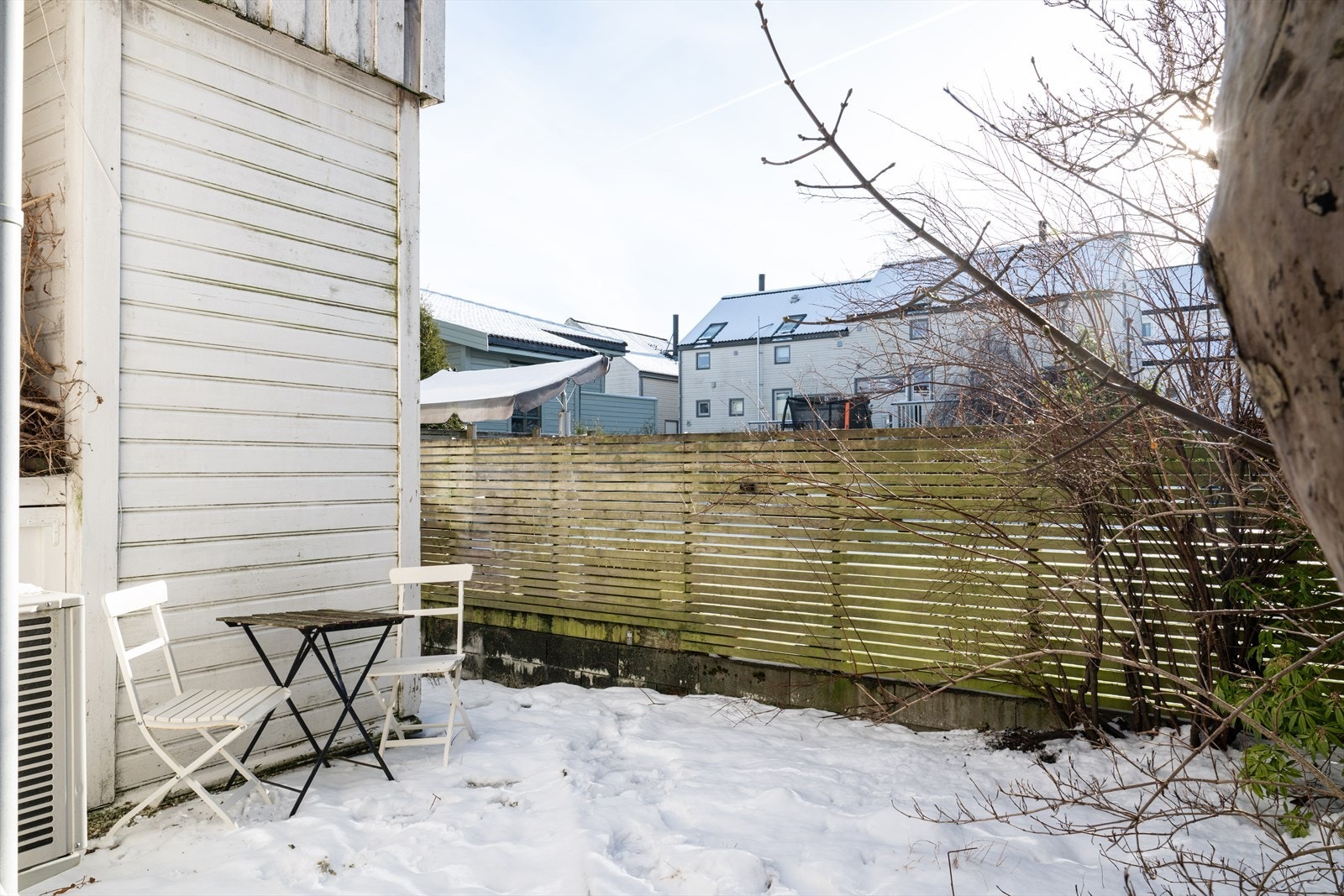 Lun og koselig bakhage som disponeres av denne seksjonen Galleribilde