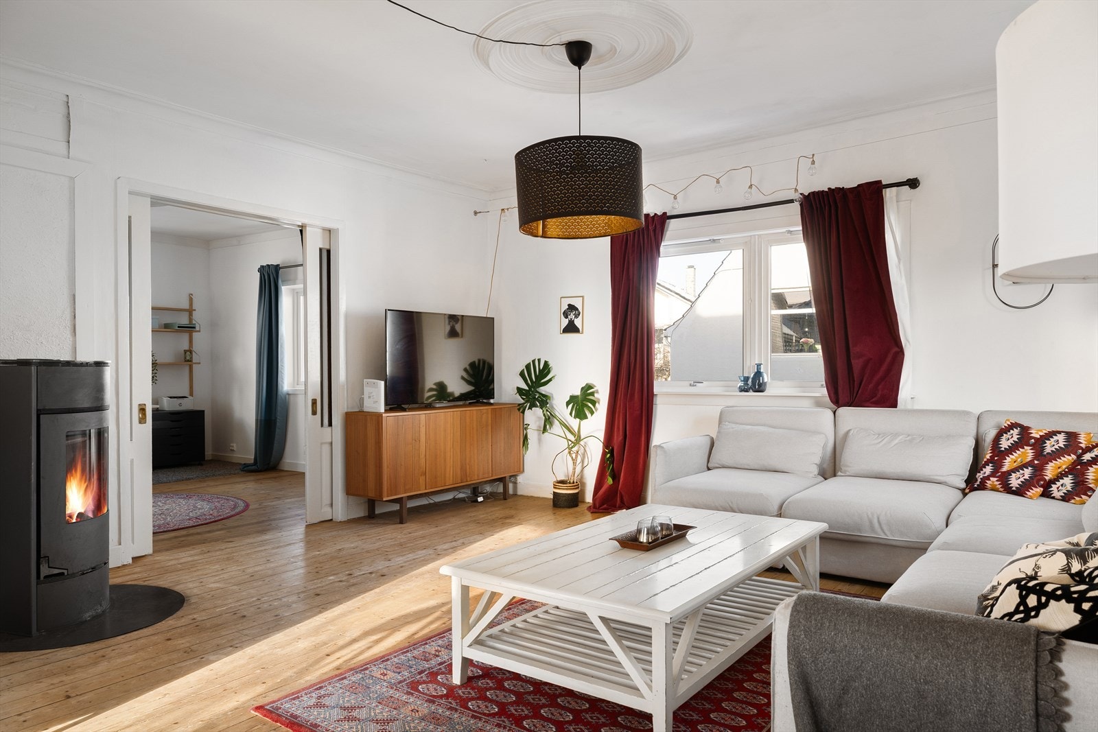 Stuen er lys og luftig med originale detaljer som gulv i heltre og rosetter i taket. Doble skyvedører skiller stue 1 og stue 2 Galleribilde