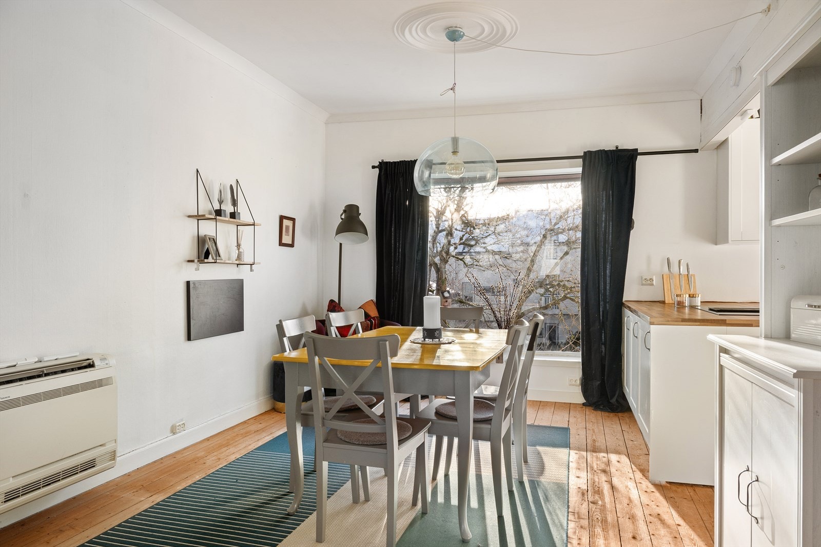 Åpen spisestue med god plass til mange gjester. Stort vindu mot sør slipper inn rikelig med lys Galleribilde