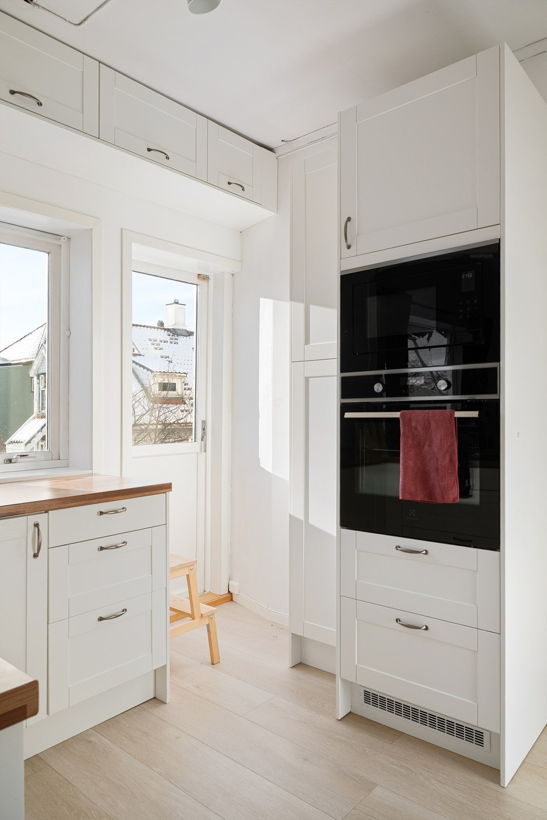 Fra kjøkkenet er det utgang til en stor og solrik veranda Galleribilde