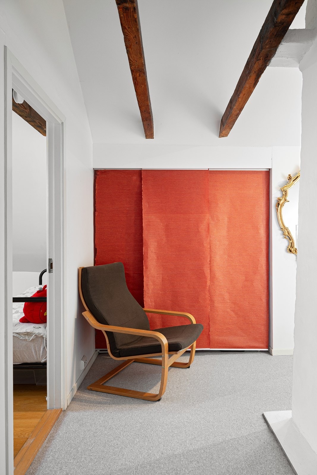 Åpen himling med rustikke trebjelker gir ekstra takhøyde og sjarmerende uttrykk Galleribilde