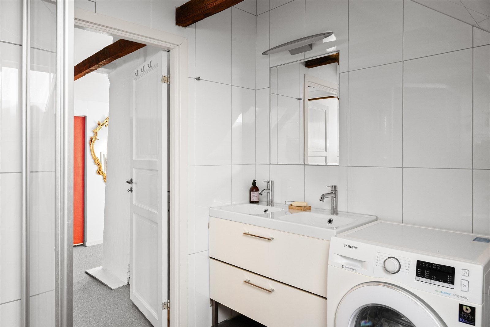 Badet har dobbel servant og opplegg for vaskemaskin Galleribilde