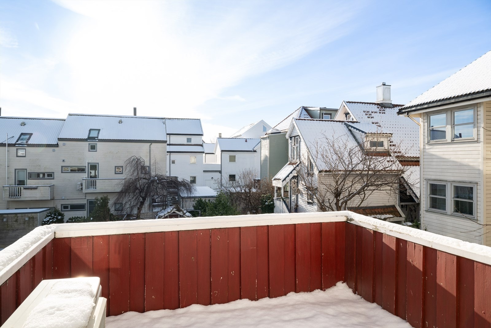 Sørvendt balkong med god plass til møblering. Her kan du nyte solen dagen lang! Galleribilde