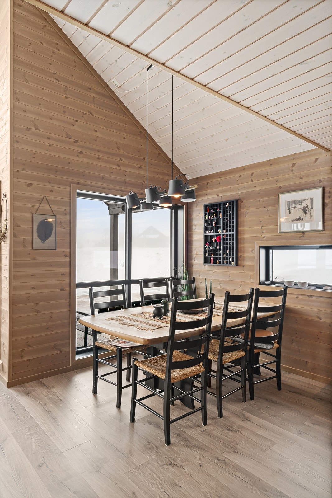 Store vinduer gir mye naturlig lys og gir god atmosfære Galleribilde