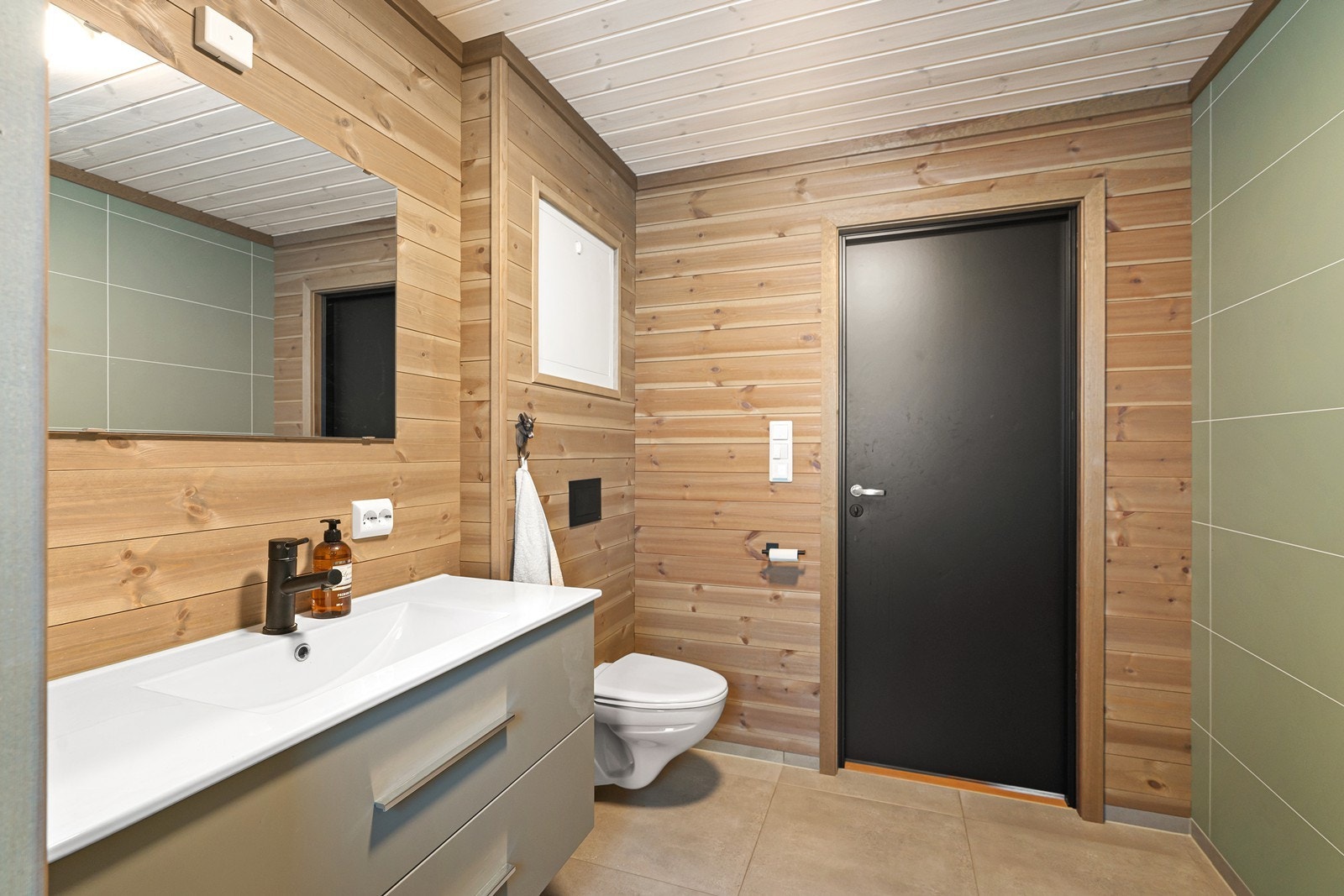 Vegghengt toalett og servant med god oppbevaringsplass Galleribilde