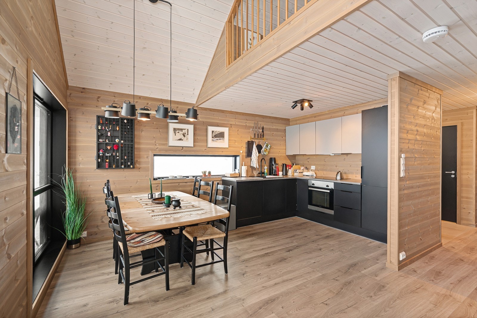 Lekkert kjøkken fra JKE med integrerte hvitevarer fra Siemens Galleribilde