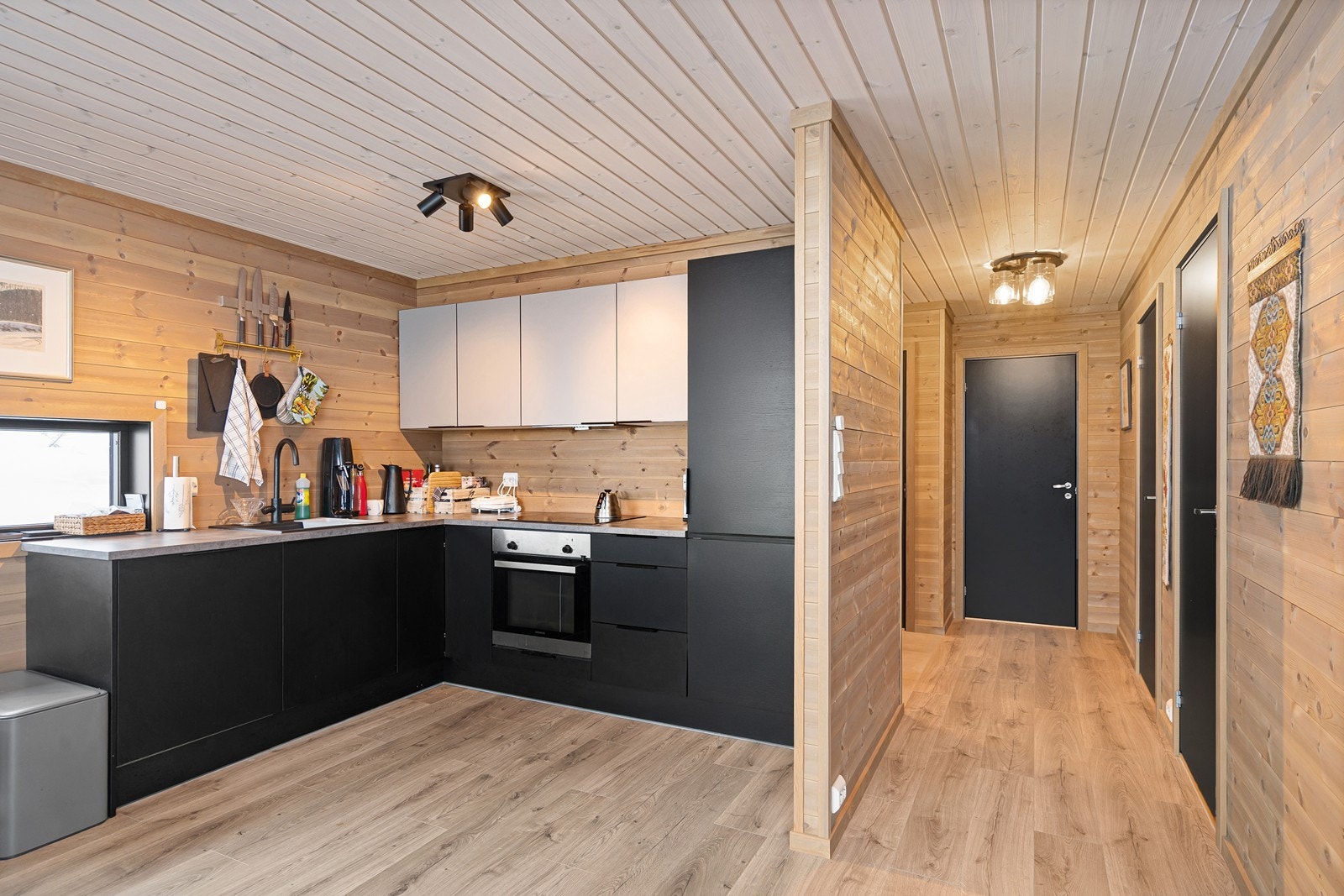 I første etasje er det stue, kjøkken, 3 soverom og bad Galleribilde