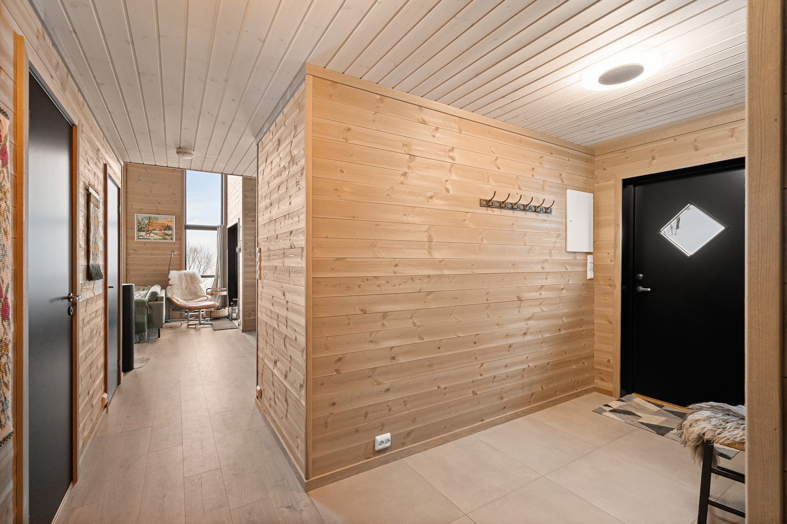 Lys og innbydende entré med fliser og varme i gulv Galleribilde