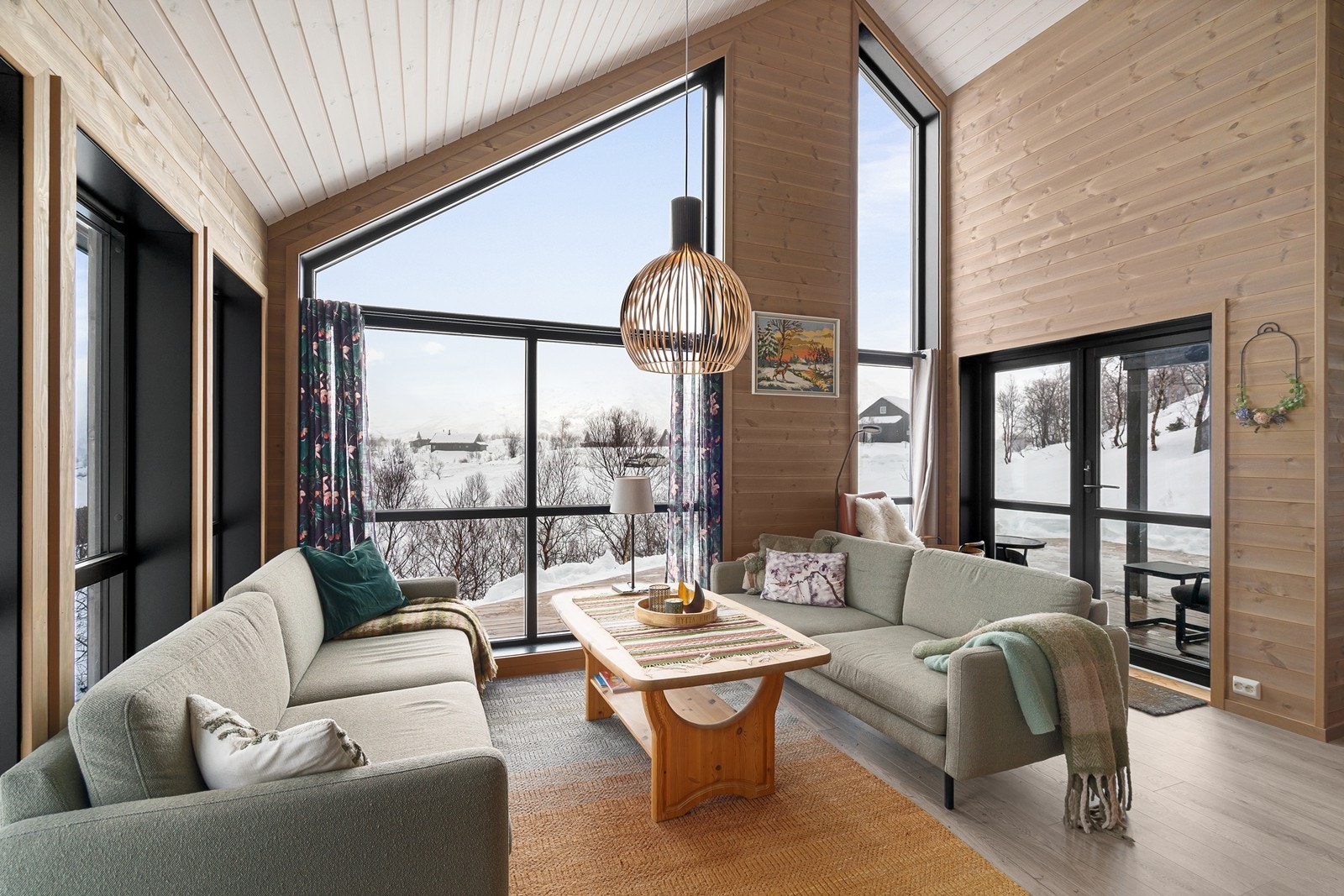 Moderne og nyere hytte fra 2021 med ekstra takhøyde i stuen Galleribilde