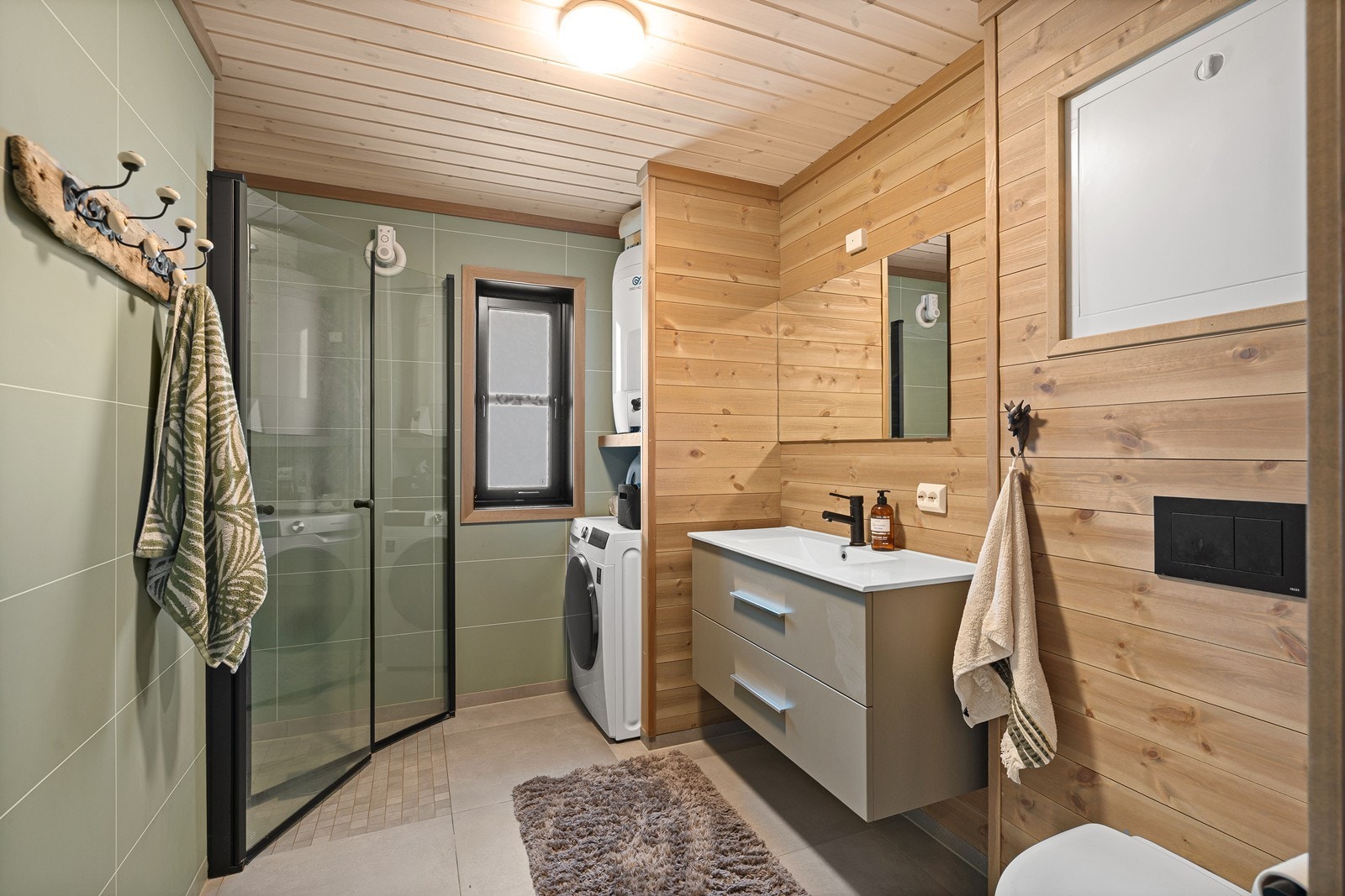 Pent bad med fliser og varme i gulv. Det er også opplegg til vaskemaskin Galleribilde