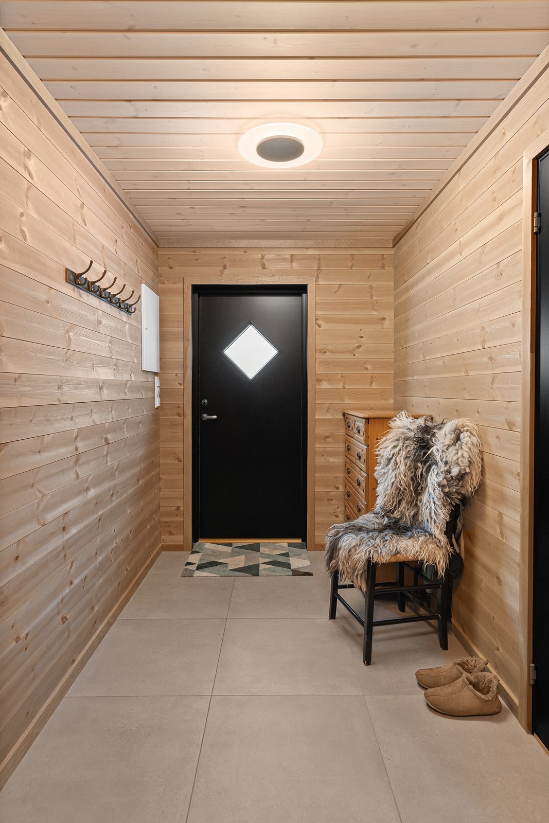 Velkommen inn! Like ved inngangsdøren er det også utvendig bod til oppbevaring Galleribilde