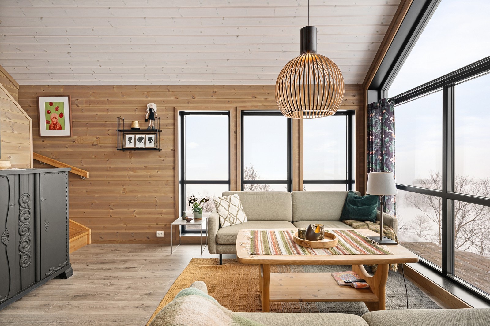 Fra stuen er det trapp opp til hems med soverom og toalettrom Galleribilde