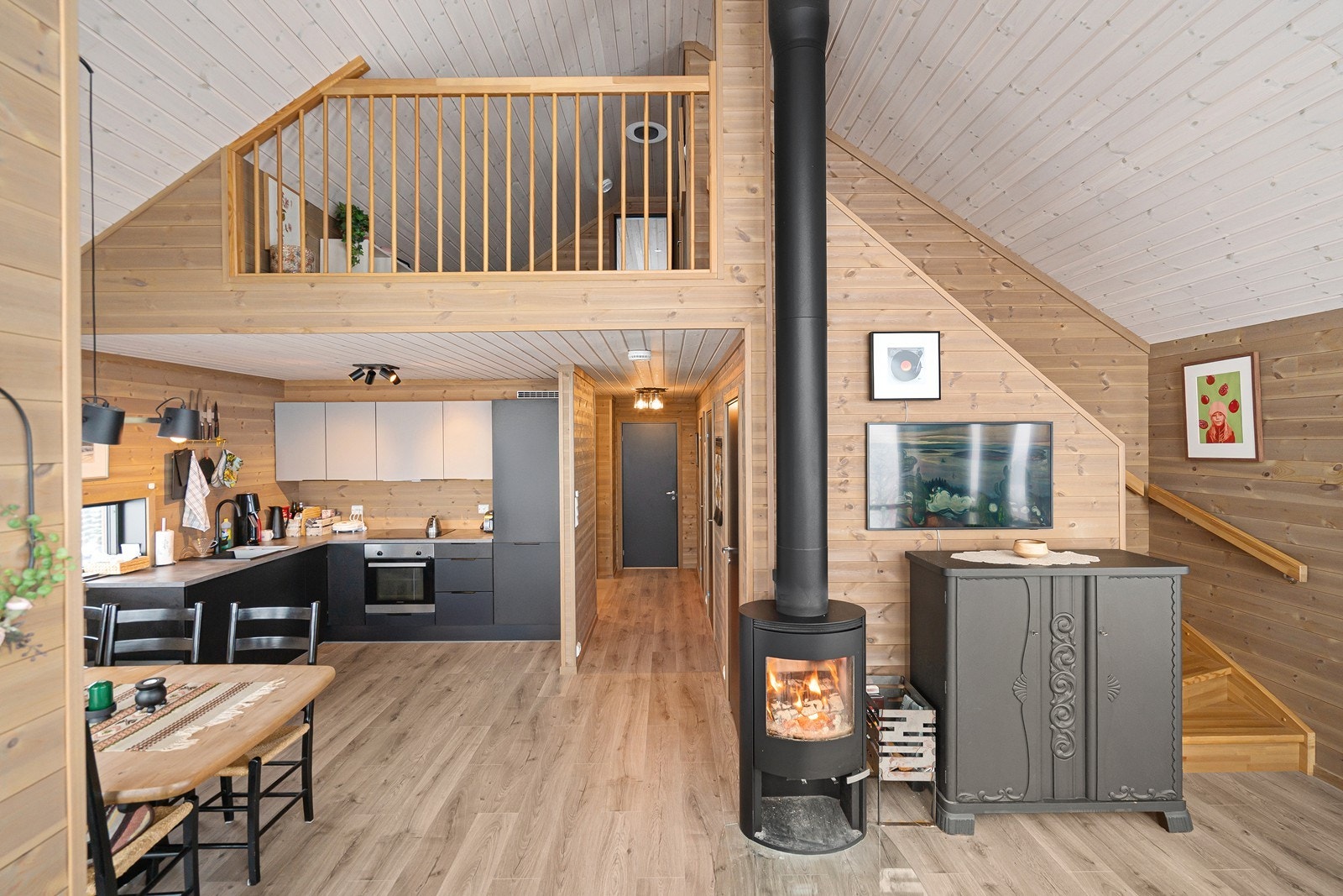 Vedovn som gir god stemning og varmer godt opp hele hytta på kalde vinterdager Galleribilde