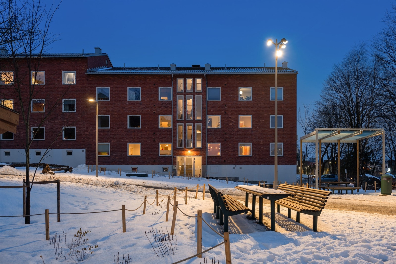 Kommunikasjonsmulighetene er utmerkede, med Ensjø T-banestasjon kun tre minutter unna. Galleribilde