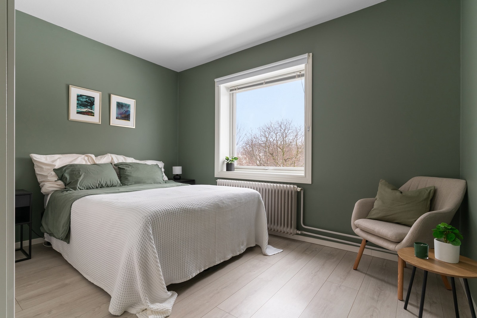 Alle vegger på soverommet er malt i 2022. Galleribilde