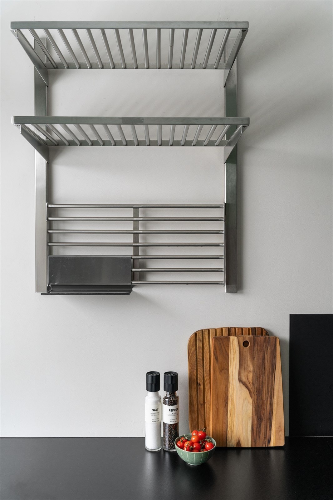 Praktiske og åpne hyllesystemer gir god oversikt og lett tilgjengelig oppbevaring. Galleribilde