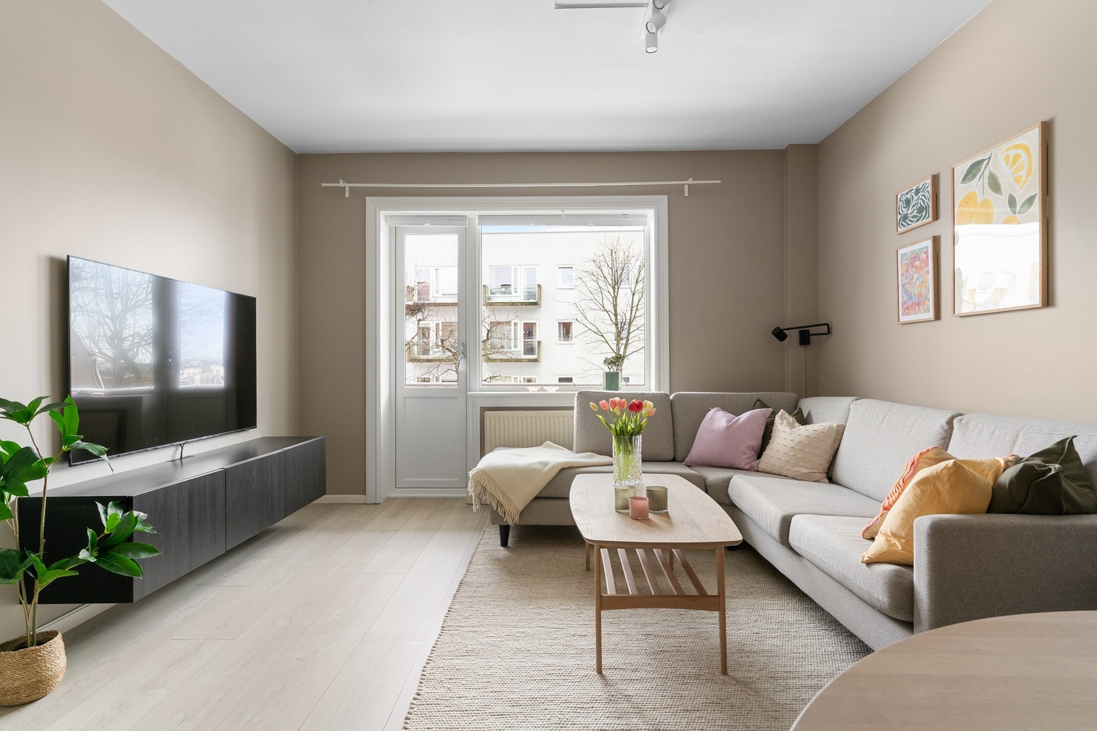 Generøs takhøyde kombinert med vindusflater sørger for en luftig atmosfære i boligen. Galleribilde